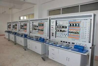 喜訊 鄂爾多斯國家公辦院校投放16名3+2統招大專計劃，涵蓋航空高鐵、幼師、護理及機電設備專業，名額有限，畢業即安置